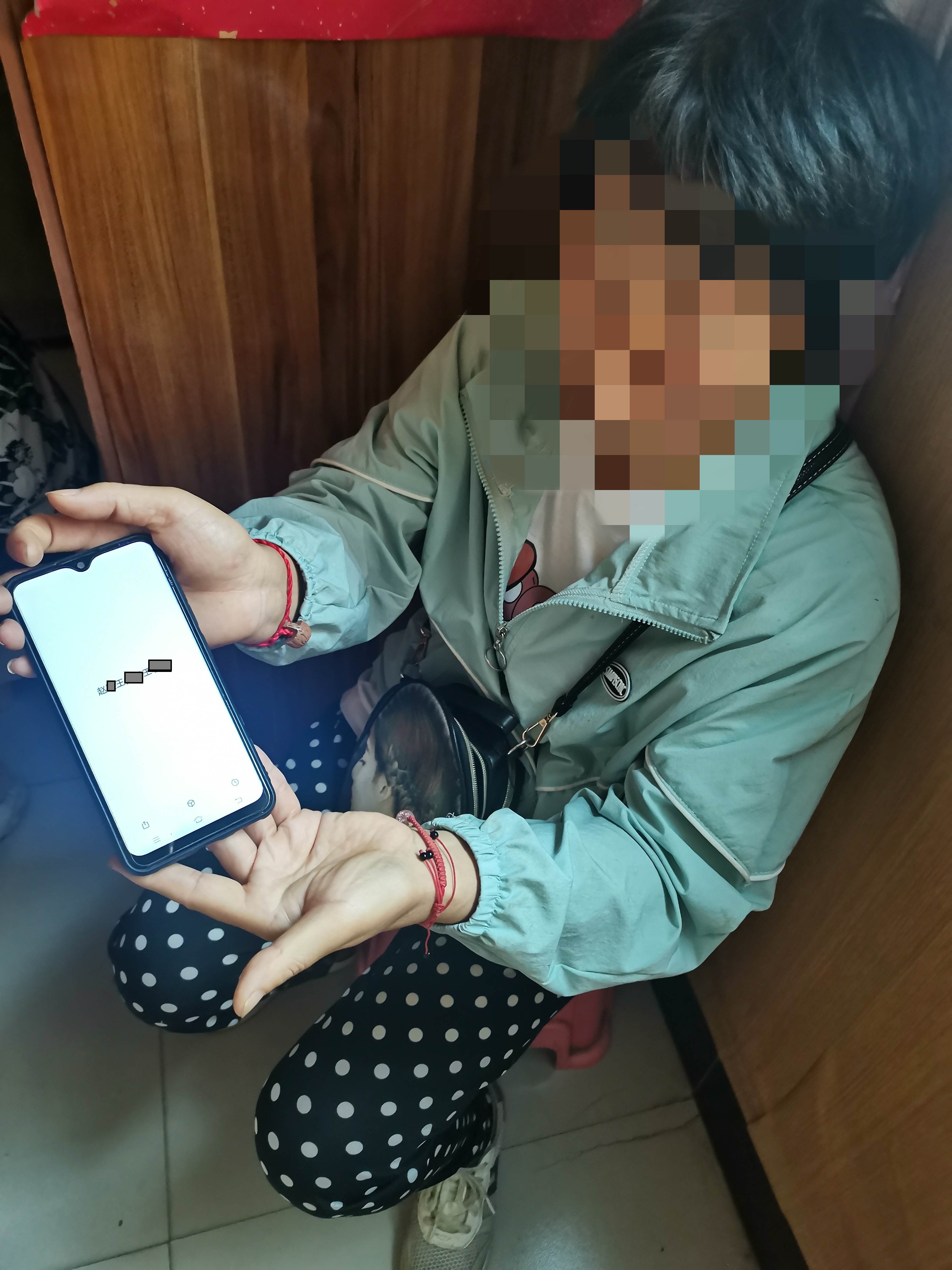 陕西19岁女子被拐骗安徽，5次未能逃脱，21年后女儿助其回家，被拐女子归家后担心女儿安危