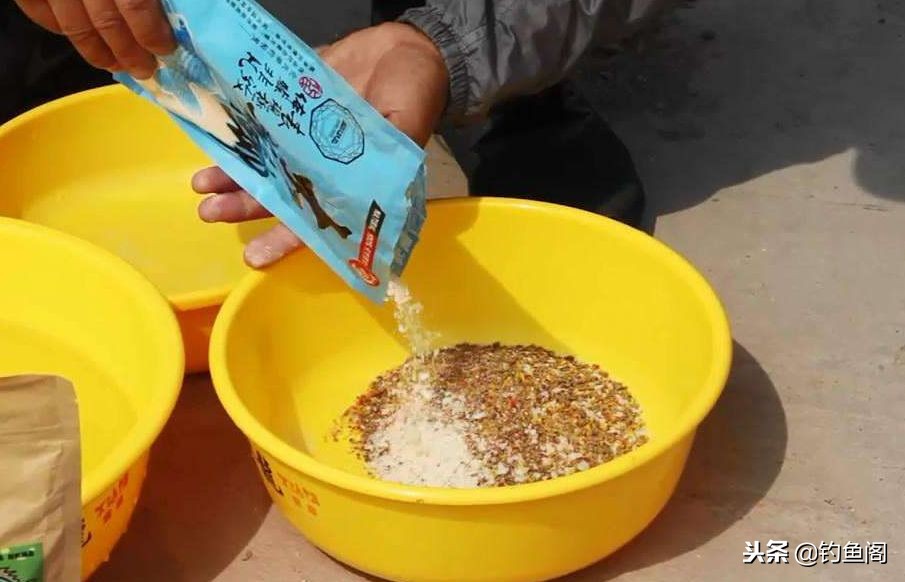 教你一分钟学会开拉饵，有了这4个技巧，还怕饵料状态不好吗？