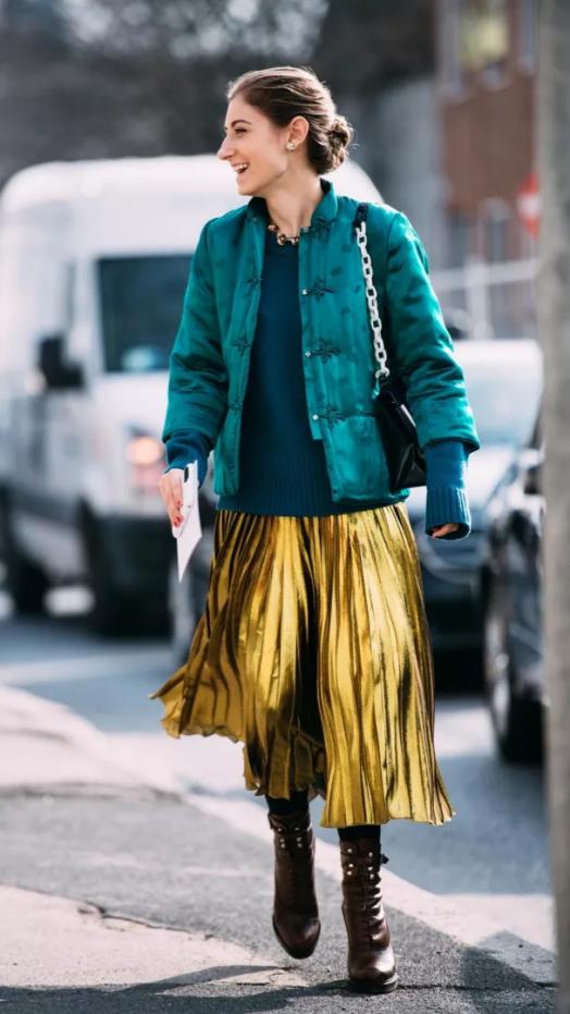 秋天穿裙子好看还是裤子好看,半身迷笛裙穿搭