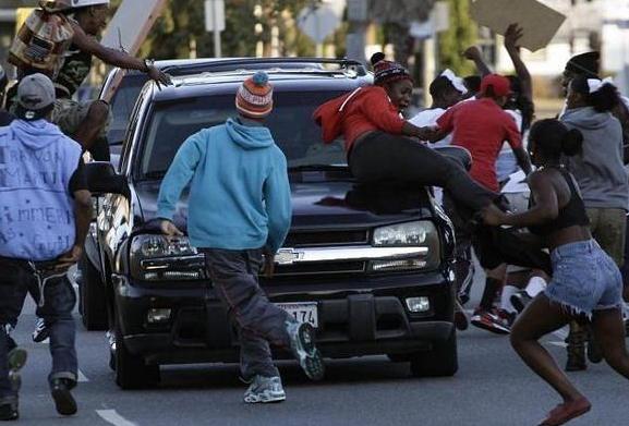 黑人天生自甘堕落？看看被美国白人摧毁的“黑人华尔街”吧