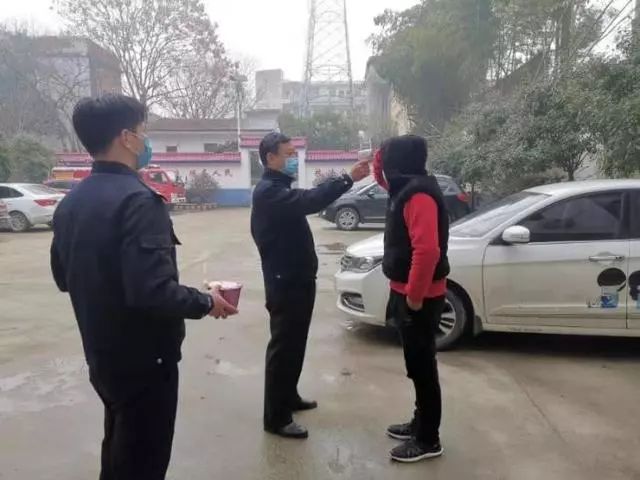 疫情面前，如果你熬不下去了，请看看他们…...