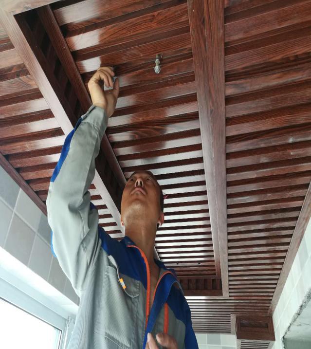 阳台晾衣架安装方法,晾衣架顶座横着安装还是竖着安装