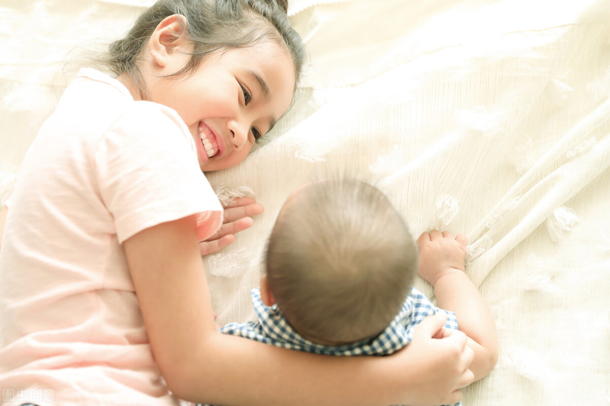 小孩子因为漏尿被妈妈打,6岁女童被亲妈打伤