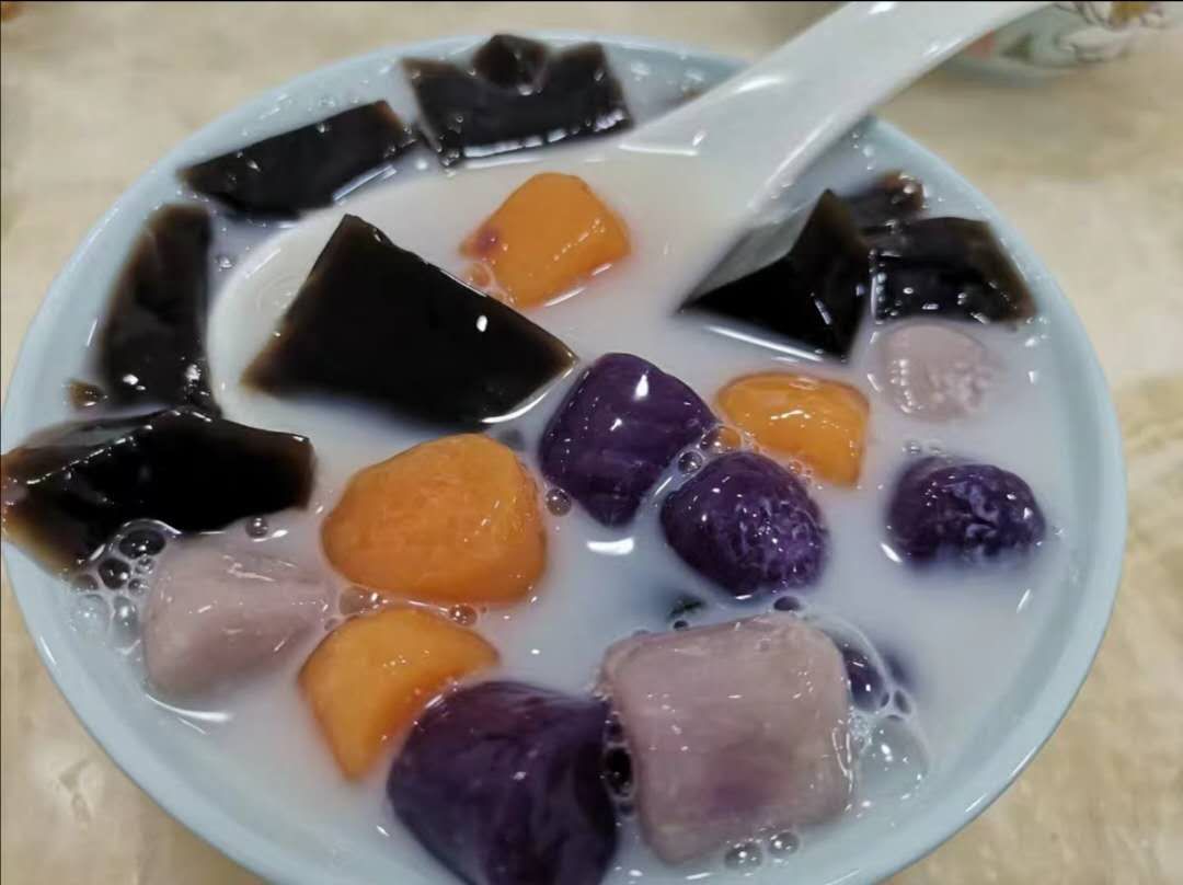 炎炎夏日来一碗冰冻黑凉粉,夏天黑凉粉的做法