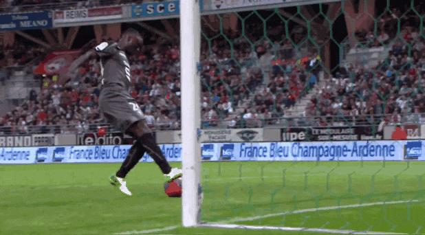 盘点搞笑足球名场面,足球场上的爆笑瞬间