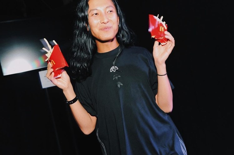 华裔爆款设计师疑似下药性侵多名男性，摸*体下**捏胸是日常操作？