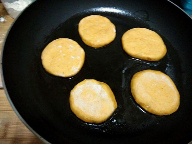 软柿子做的饼家常做法,软甜柿子饼怎么做