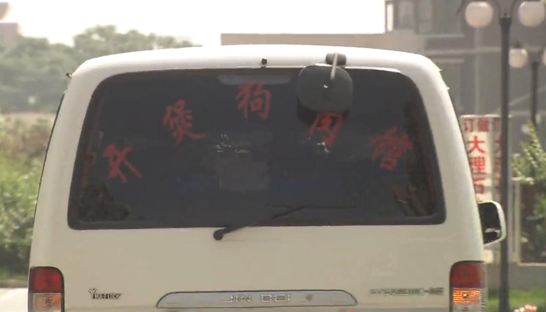 藏獒三次被主人抛弃最后咬舌自尽,藏獒在后备箱咬舌自尽