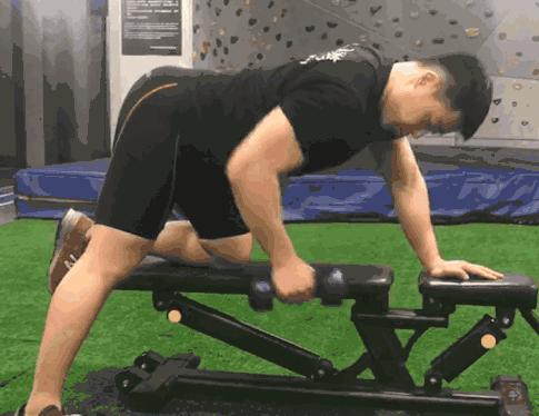 用一对哑铃提高整体的代谢能力,加速身体消耗热量实现差距