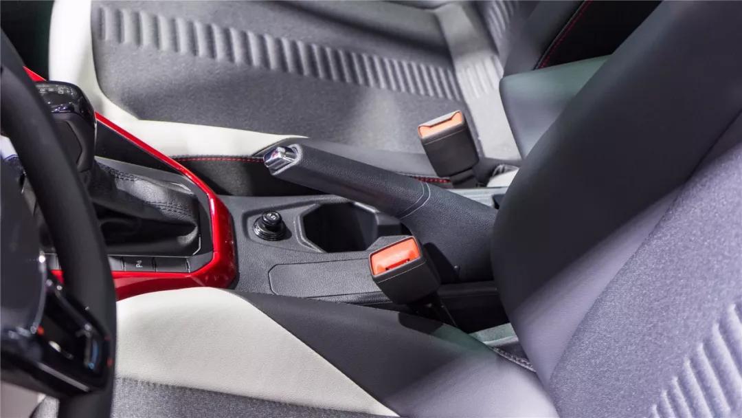 四代飞度和poloplus测评,想买大众polo好还是本田飞度好