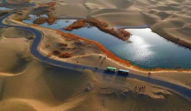 新疆广袤的沙漠地下真的有暗河吗,新疆的沙漠有一个大洞