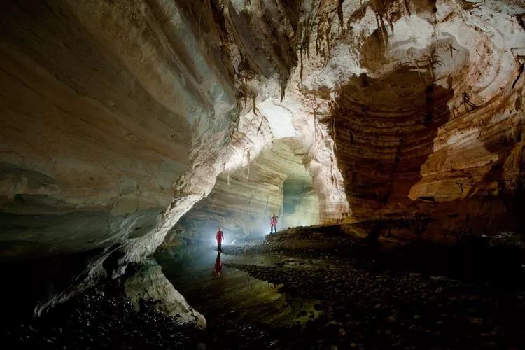 惊世奇观丨汉中68万岁天坑揭秘，地下河、剑齿象化石...