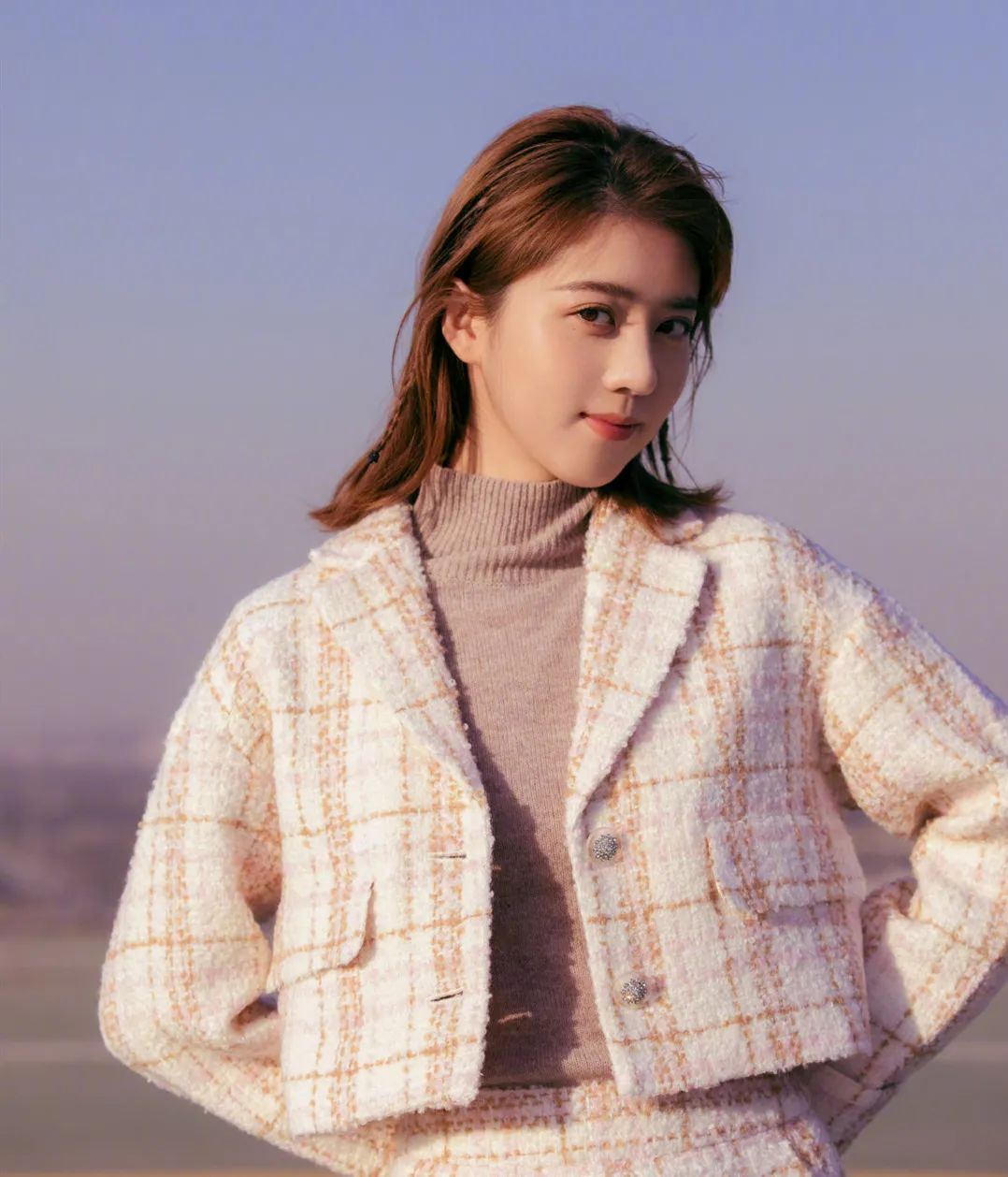 肩膀又宽又厚应该如何有效改善,肩膀又宽又厚的女生怎样穿衣搭配