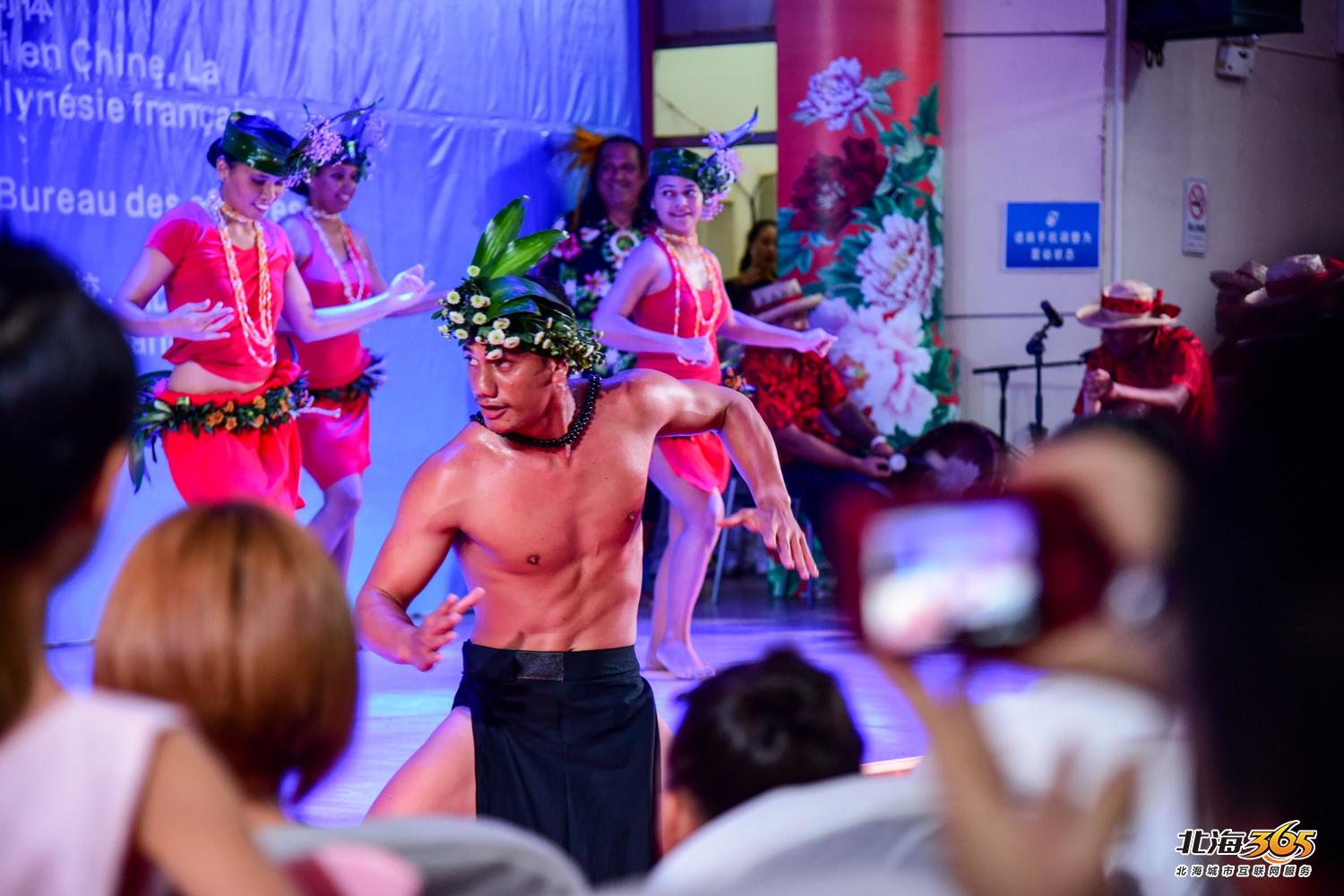 我在北海图书馆拍了一场特别的晚会，观众情不自禁跟着节奏动起来