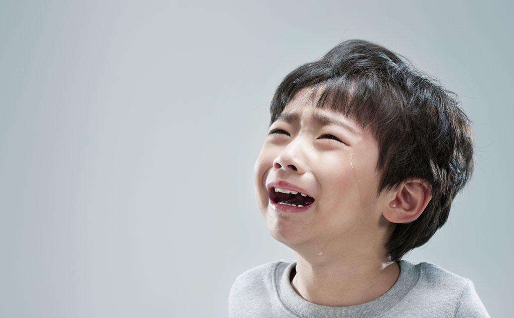 孩子死亡后家长的反应,小孩儿吐血痛哭