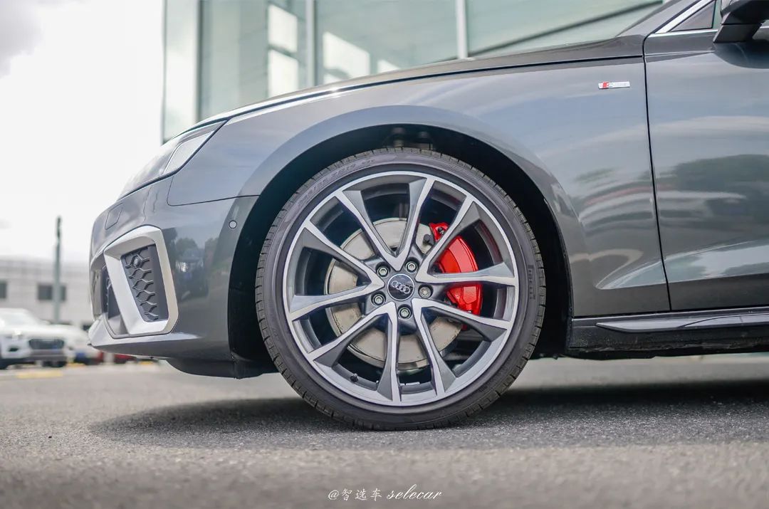 全方位升级的全新奥迪a4l上市,售价超40万2019款奥迪a4l顶配概览