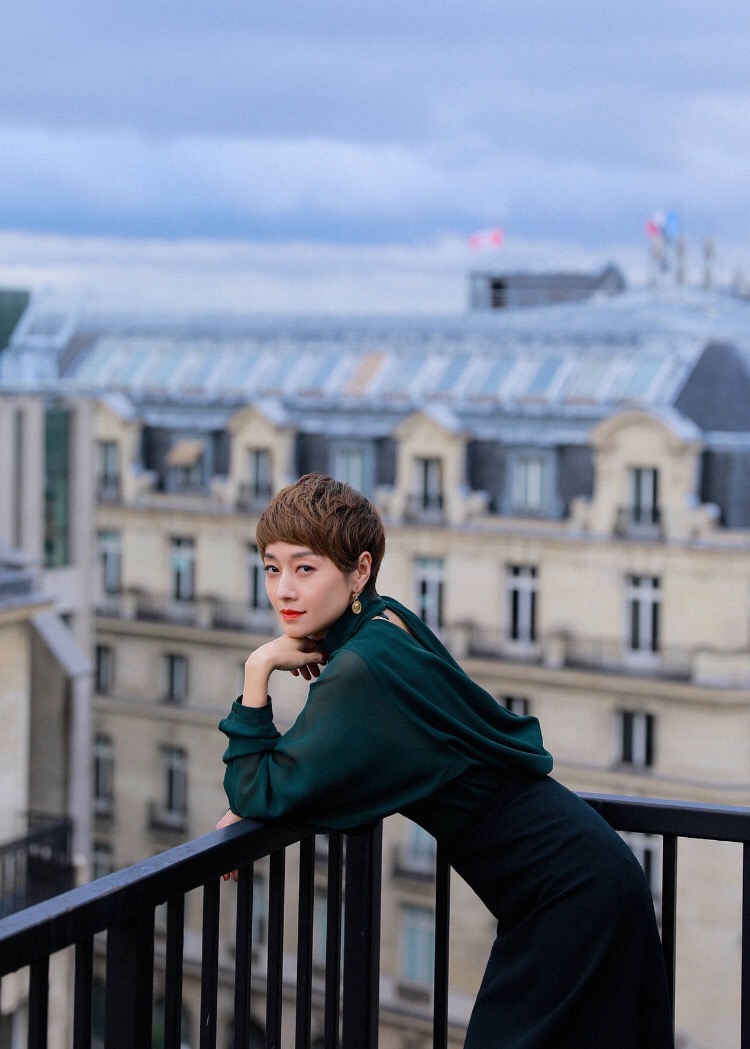 马伊琍简直是气质女神，墨绿色雪纺衫配半裙，尽显知性优雅感