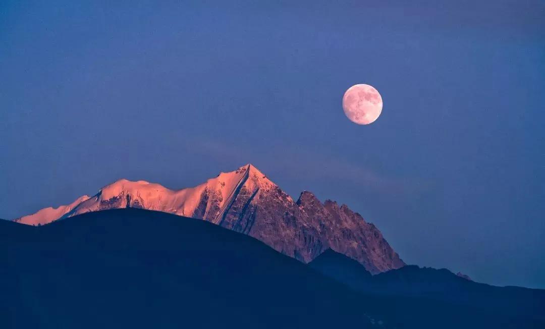 李白回忆小时候的月亮,李白从小喜欢月亮吗