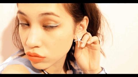 她是「挪威的森林」里的小绿，也是日本顶级女模，却不是日本人