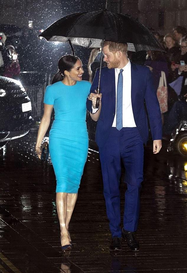 王后莱蒂齐亚穿衣搭配,莱蒂齐亚王后惊艳亮相