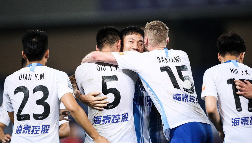 忍俊不禁！高空球把中超主帅帽子砸掉露出秃顶，他急忙用双手捂住