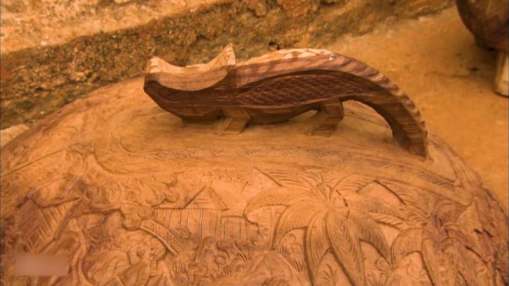 非洲传统伐木工艺，一月才赚600元，曾被列为非物质文化遗产