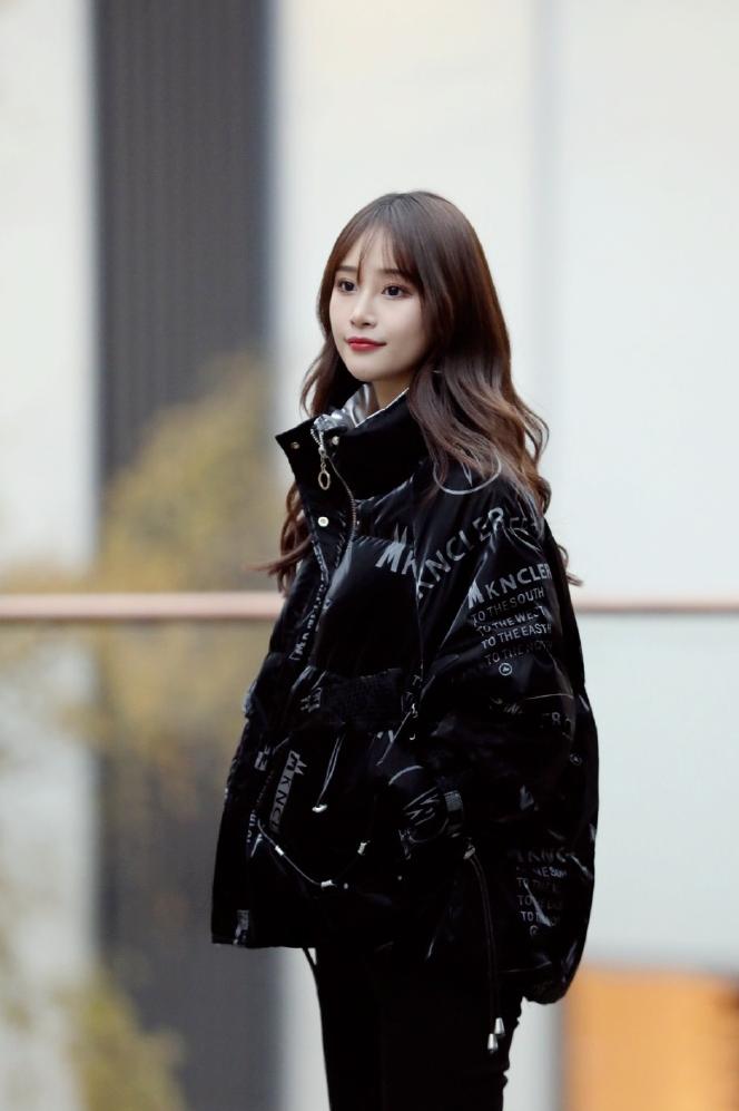 奶黄色短羽绒服穿什么裤子好看,运动羽绒服下面搭配什么裤子时尚