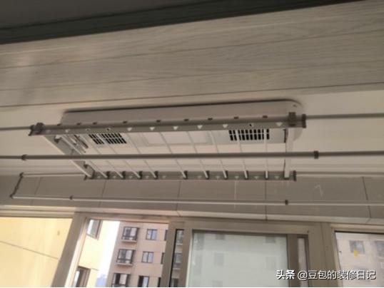 阳台两个灯怎么安装电动晾衣架,阳台电动晾衣架装修方案
