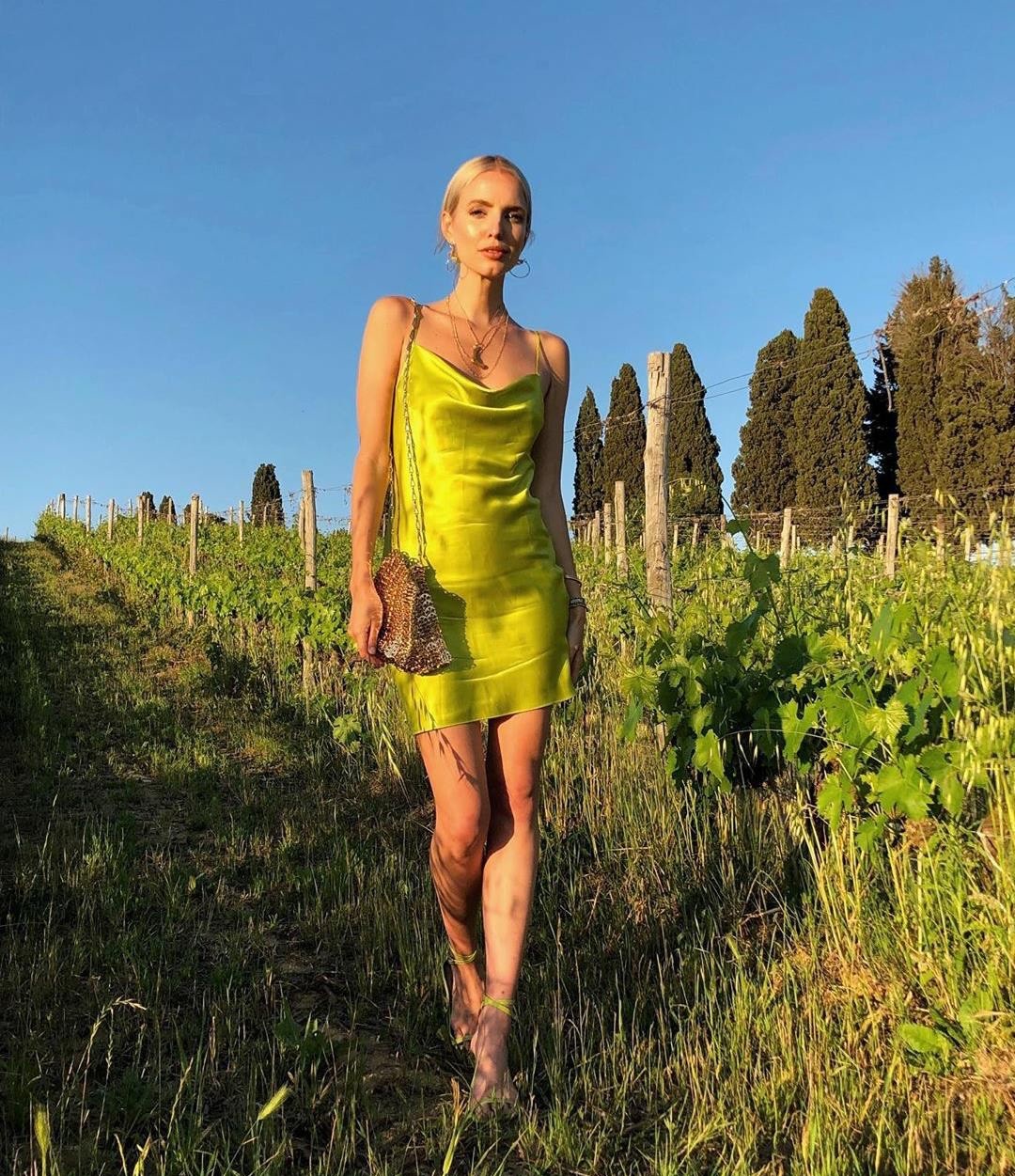 泫雅夏日必备,泫雅牛油果绿色毛衣