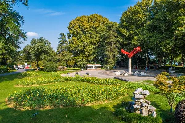 曾作为禁地，与外界隔绝二百六十多年的“玄武湖”，今日锣鼓喧天