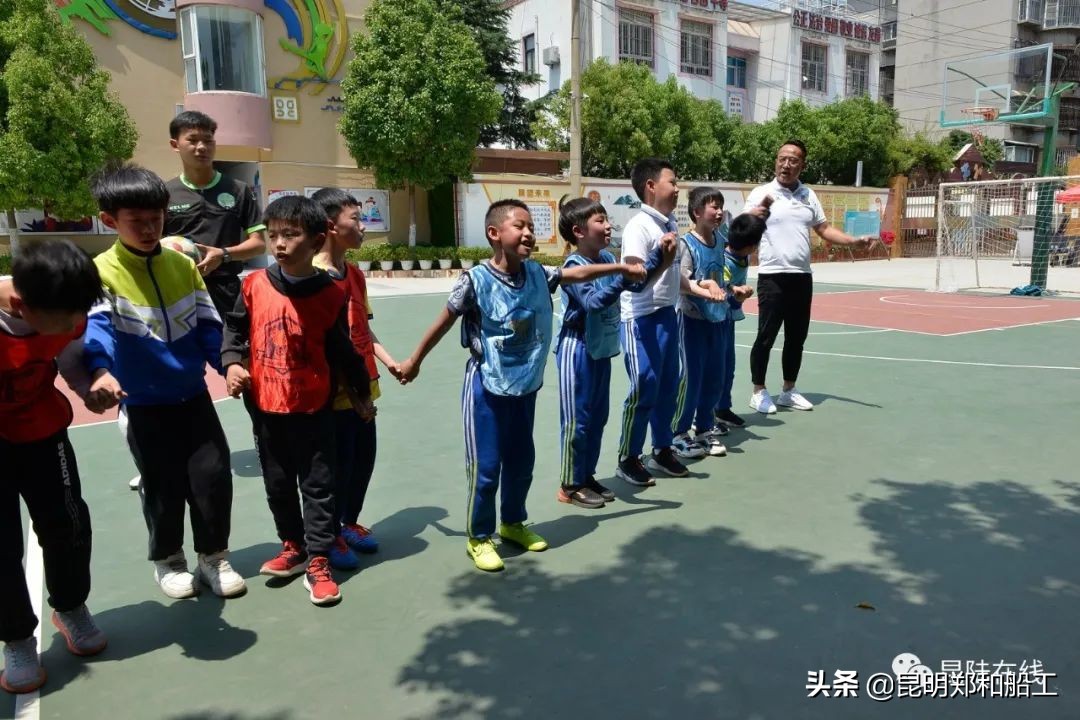 有限的场地无限的足球--新迎二小首届昆陆敦搏杯班级足球联赛开幕