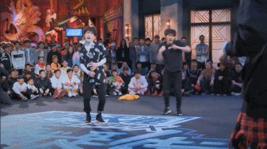 易烊千玺打游戏赢和输的状态,易烊千玺是演员歌手舞者原视频