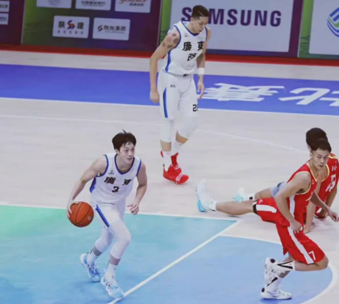 中国球员代言adidas,中国球员代言篮球鞋