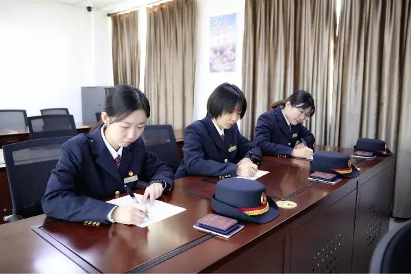 高铁副司机春运夜班的一天,高铁副司机服务春运