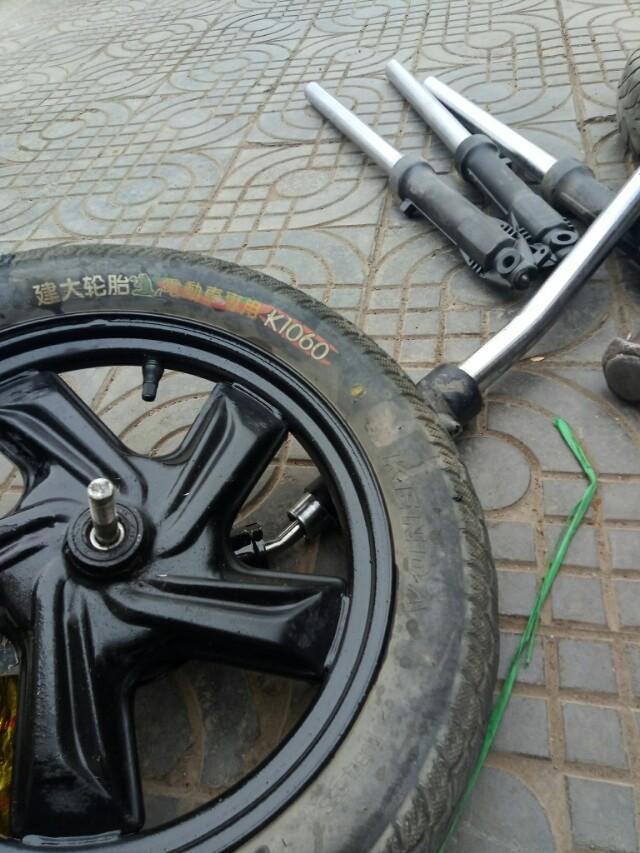 电动车前叉撞坏了,简易电动车前叉减震维修视频