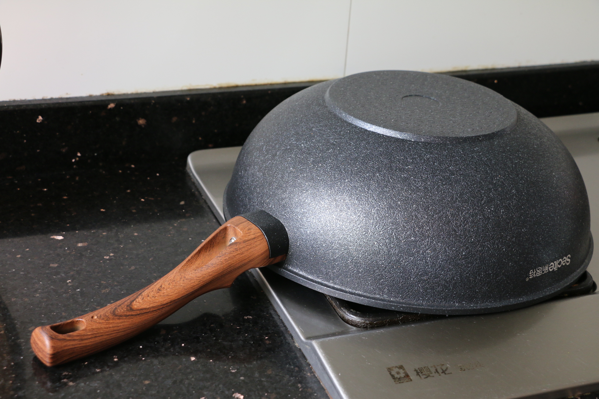 炒菜用铁锅还是不粘锅好吃,炒菜到底是铁锅好还是砂锅好