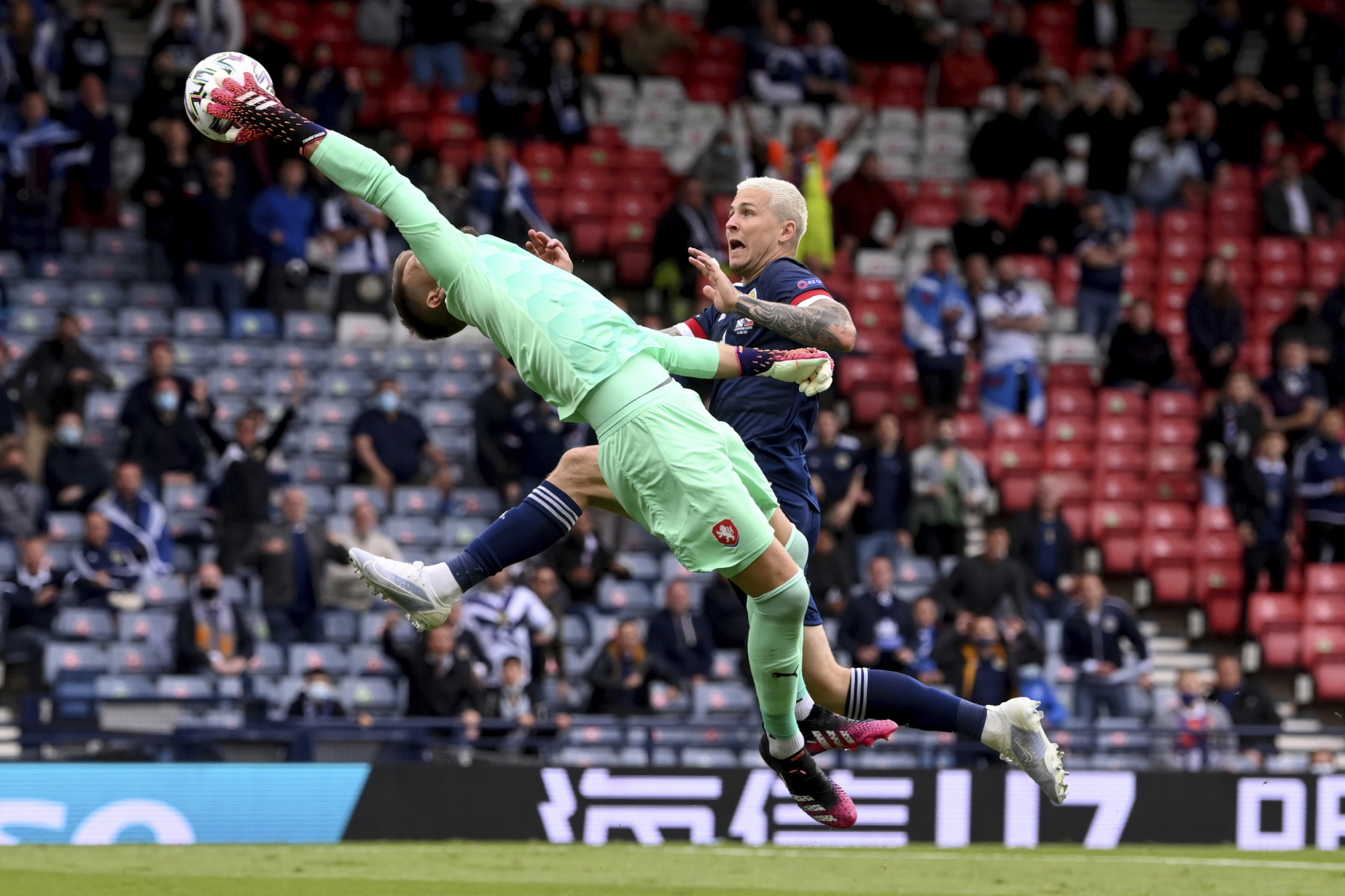 2016欧洲杯最神奇一幕,欧洲杯奇葩回传乌龙球