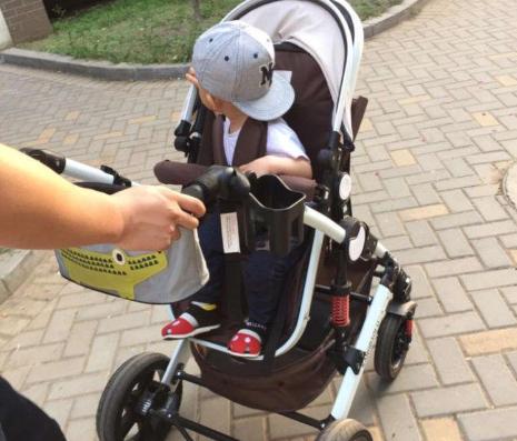 宝宝几个月坐婴儿车能起来一点,几个月宝宝就可以坐婴儿车了