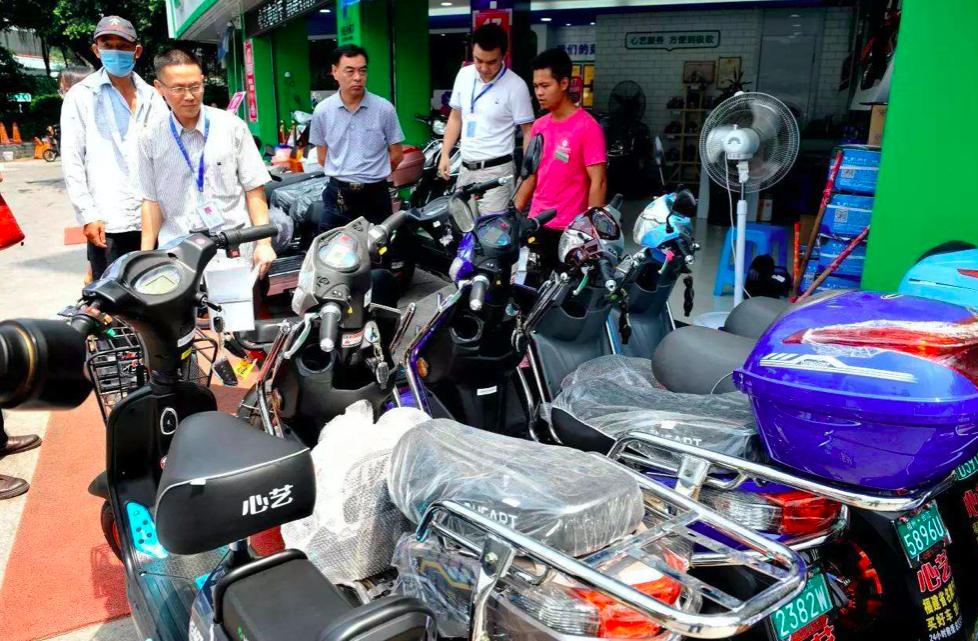 为什么街头有那么多电动车店，卖一辆电动车，能赚多少？