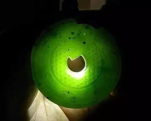 翡翠黑绿是什么原因,翡翠自然光下肉质发黑带底色