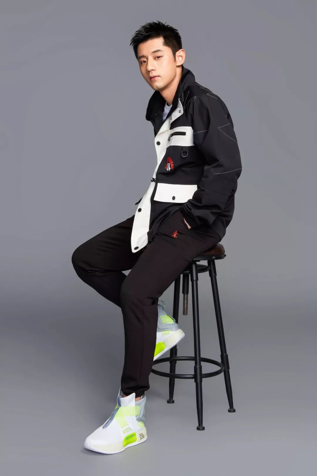 安踏充气蓄能舱篮球鞋,安踏底部有很多透气孔的鞋