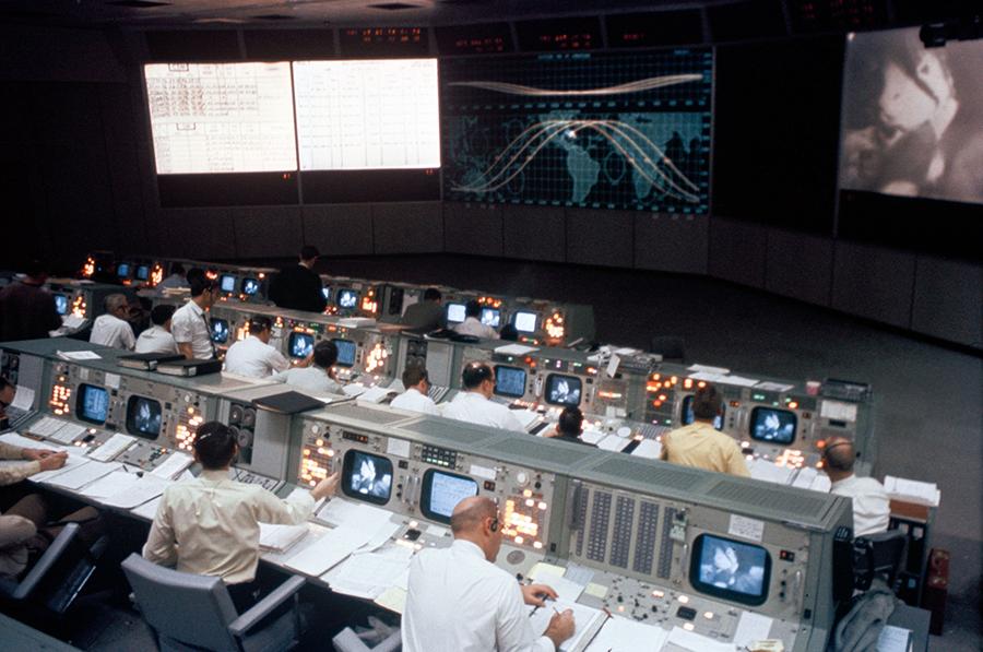 阿波罗事故7名宇航员,阿波罗十一号降落在陨石坑里