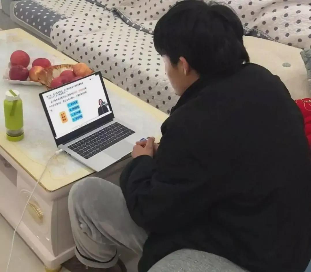 中学生如何克服网课学习的不适,一天听完所有网课