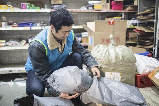 战胜马云的打包女王，转行干快递的副教授……刚刚，他们从菜鸟手中接过一个特别大奖