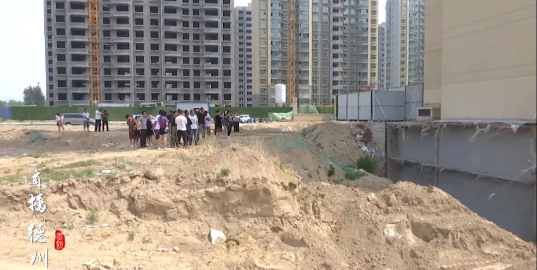 五米深坑作伴、整层钢筋外露！德州一楼盘任*交性**房，业主：太坑