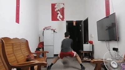 独臂少年在广东宏远俱乐部打球,独臂少年来到广东宏远训练基地