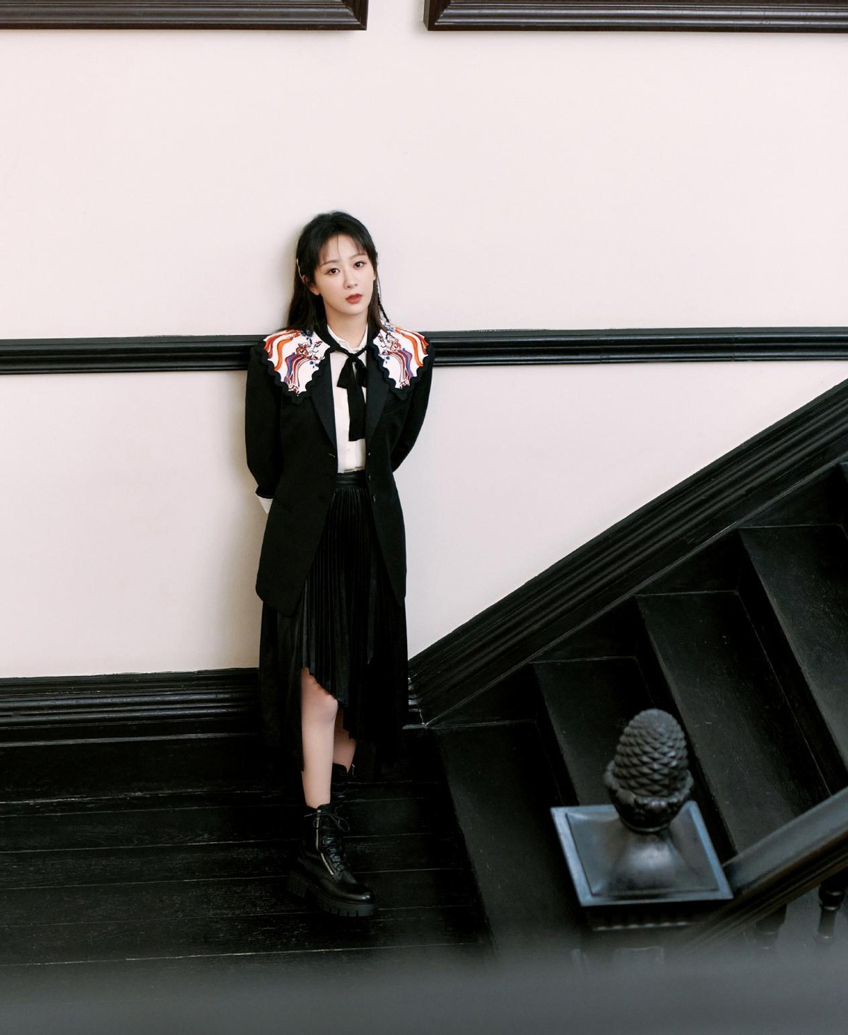 杨紫近期长发披肩同款发型,杨紫白色纱裙配公主头造型