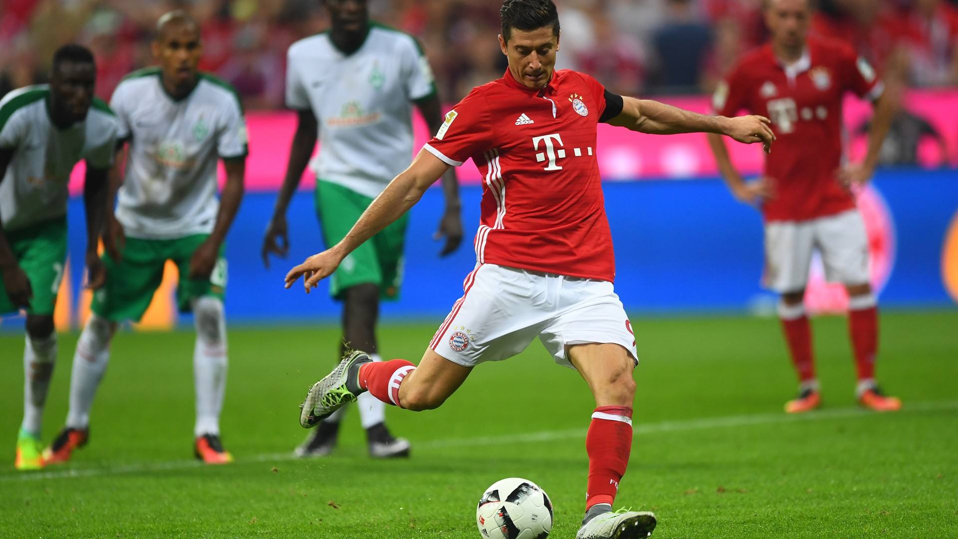 “欲追梅罗，先平莱万”，现役足坛第一中锋，他究竟有多强？