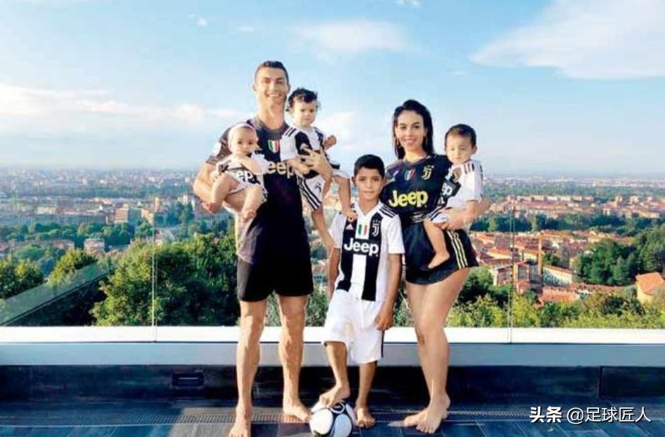 C罗女友乔治娜晒健身照，劈叉展示柔韧性，这身材真完美