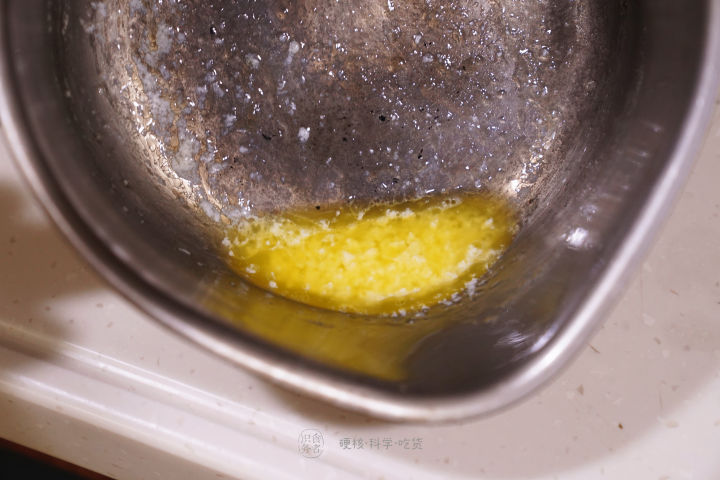 煎牛排大火会糊吗,煎牛排温度高黄油糊了